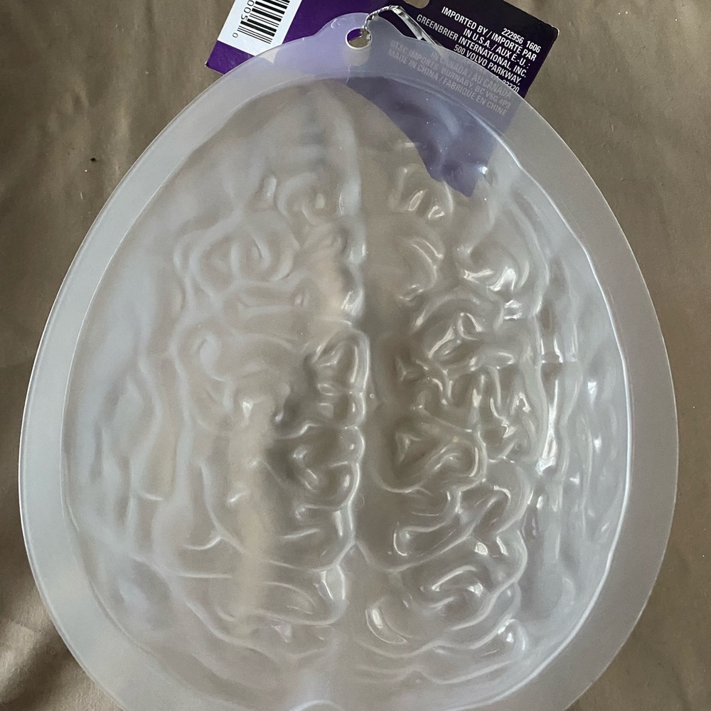 New-Halloween Party Supplies Set with Brain Mold & a Skeleton - Picture 7 of 10